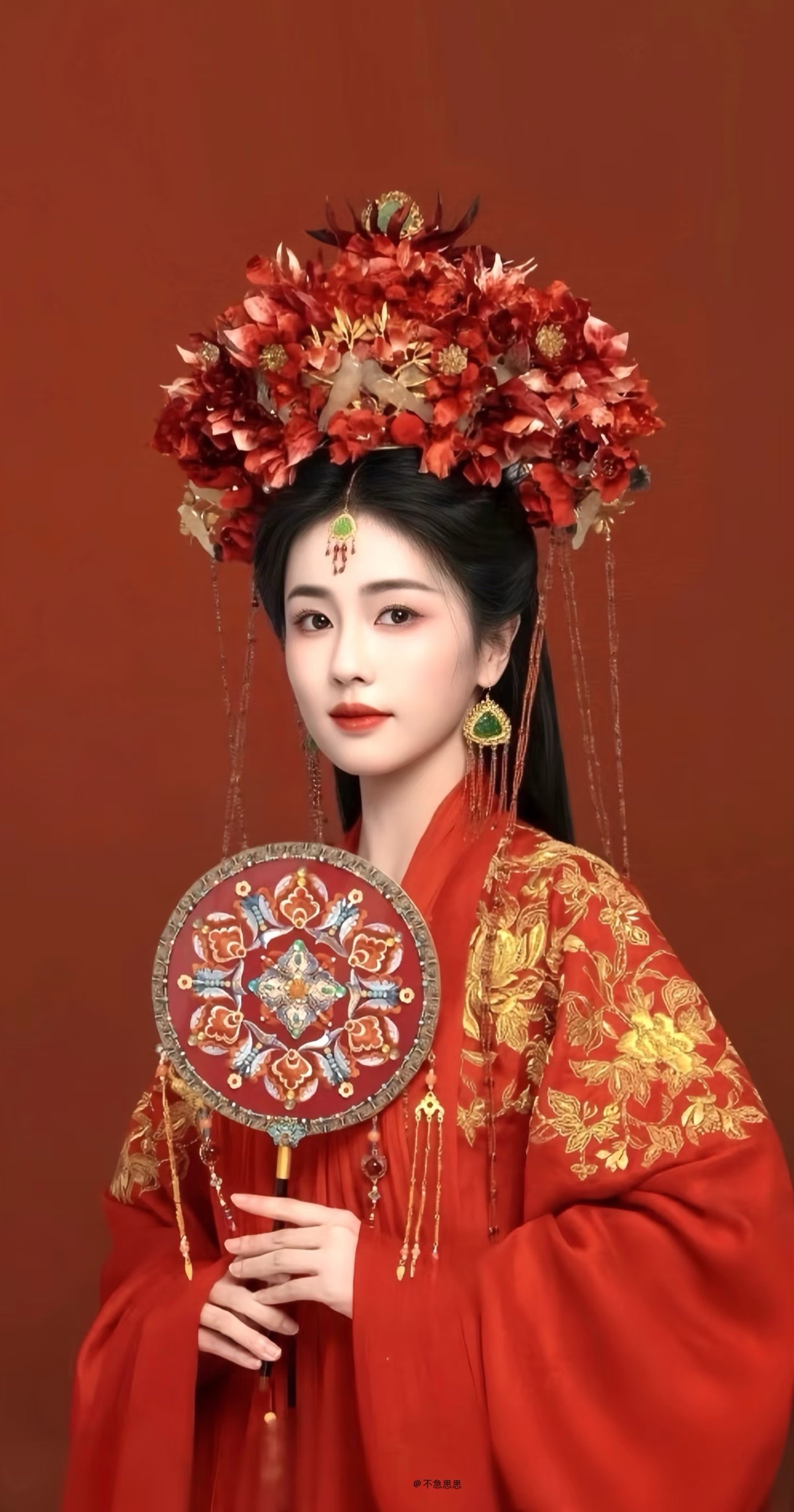 白鹿临江仙大婚剧照，好看！这个大红花冠有点越看越好看的感觉。​​​