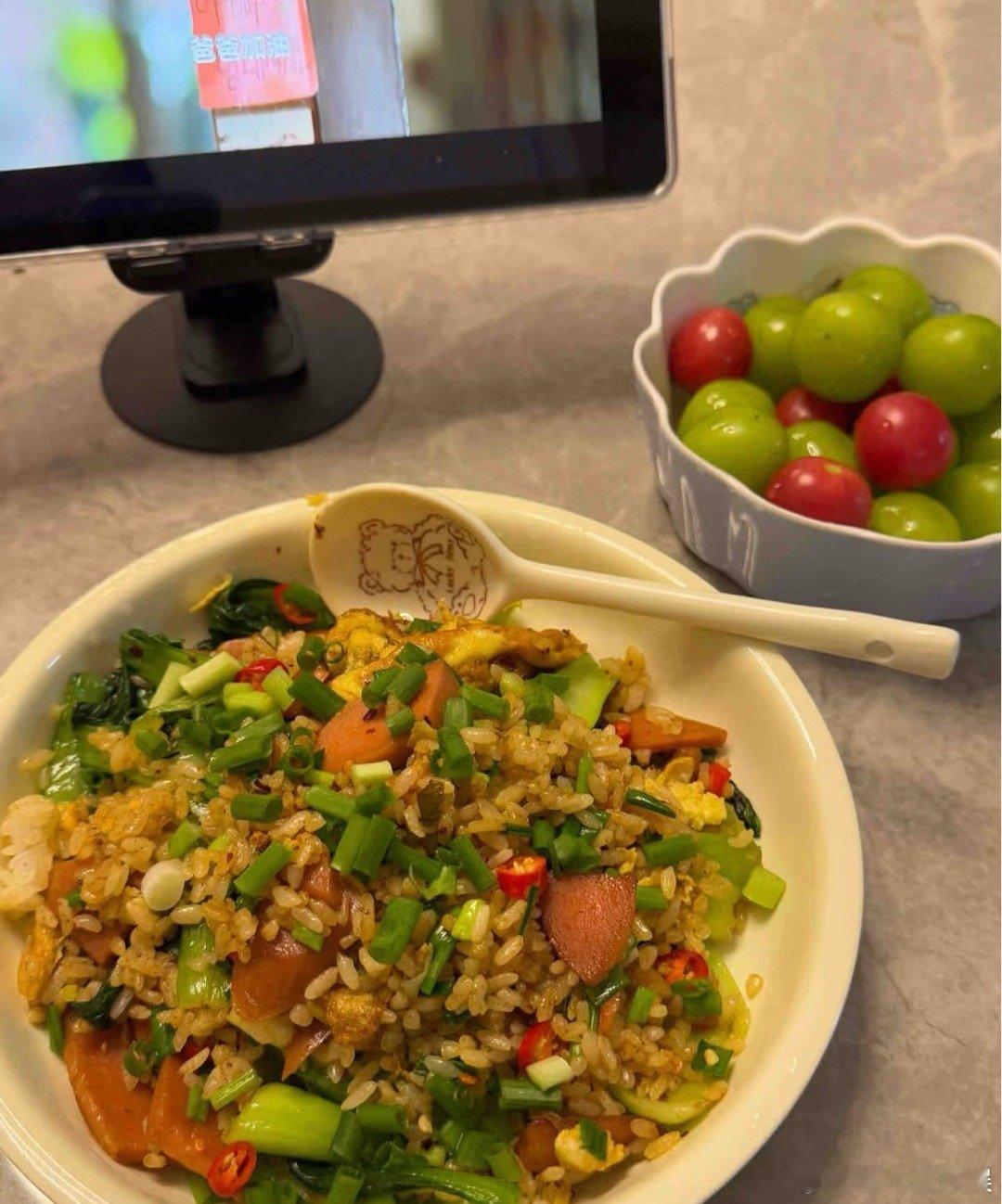 晚饭不知道吃啥，简简单单来个蛋炒饭吧[大笑]​​​