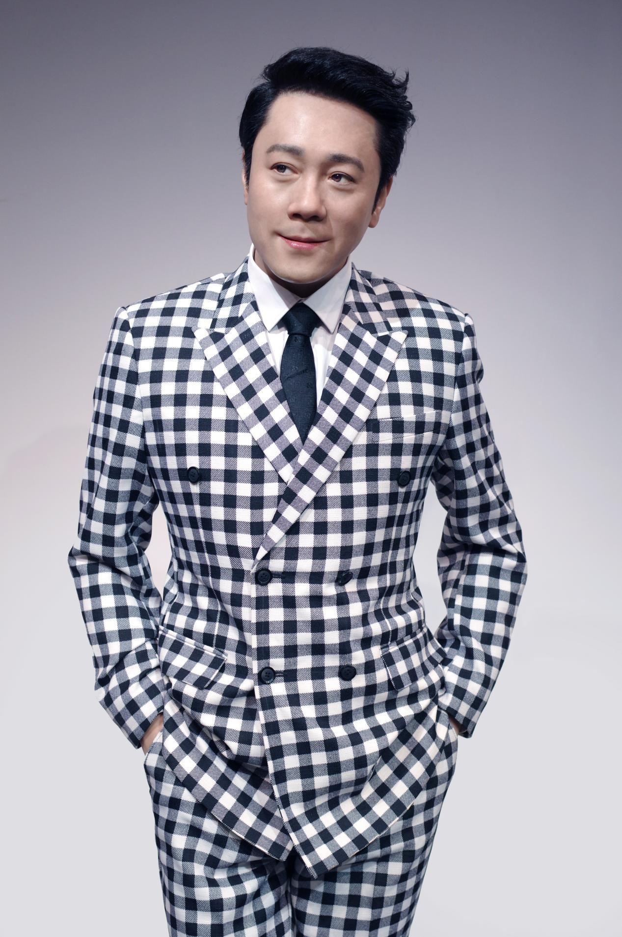 他明明长得斯文帅气，是个玉面小生，在男歌手里数一数二。而且从1991年春晚唱