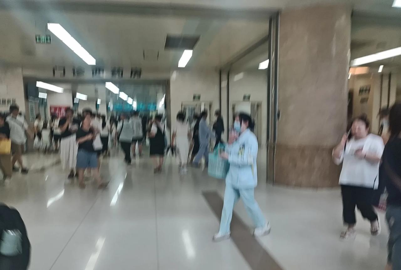很多医院正在经历巨变，现在都在降本增效，科室为了节约人工成本，以前请三个清洁工，
