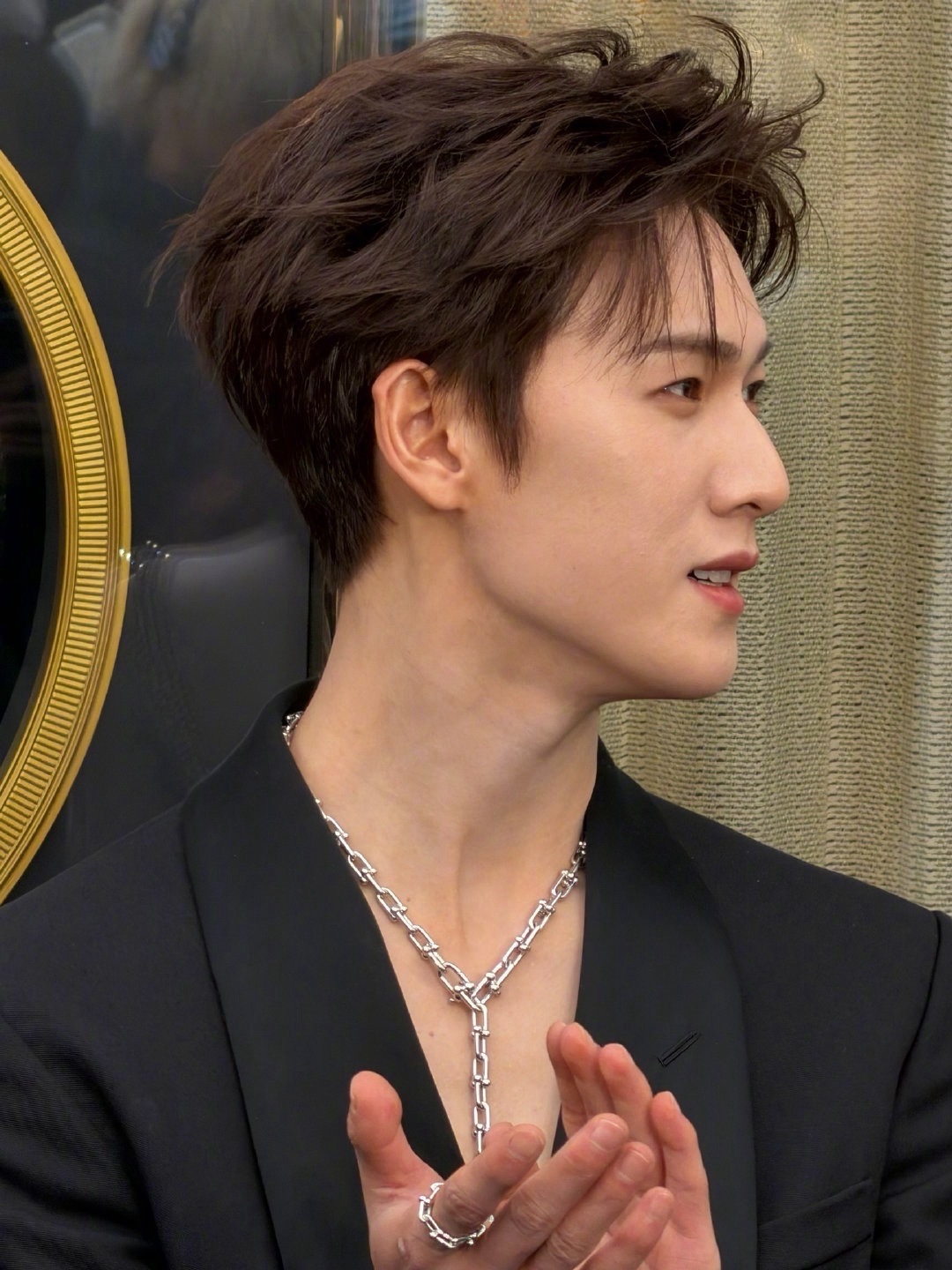 李昀锐｜Tiffany三里屯开幕活动现场出图，真空深V西服，佩戴HardWear