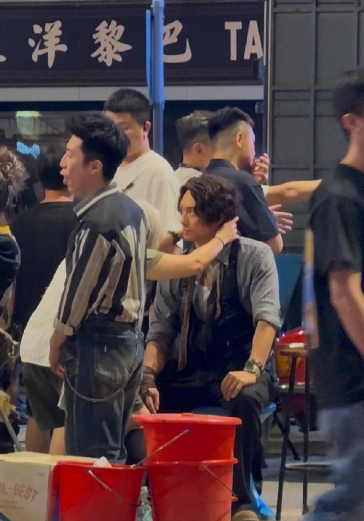电影《九龙城寨之终章》拍摄中，港媒拍到的路透，刘俊谦演信一