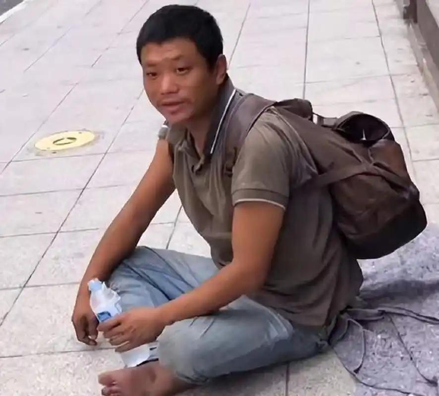 “我不配回中国，我回去没脸见人！”2018年，中国大使馆在国外找到万永福劝他回国