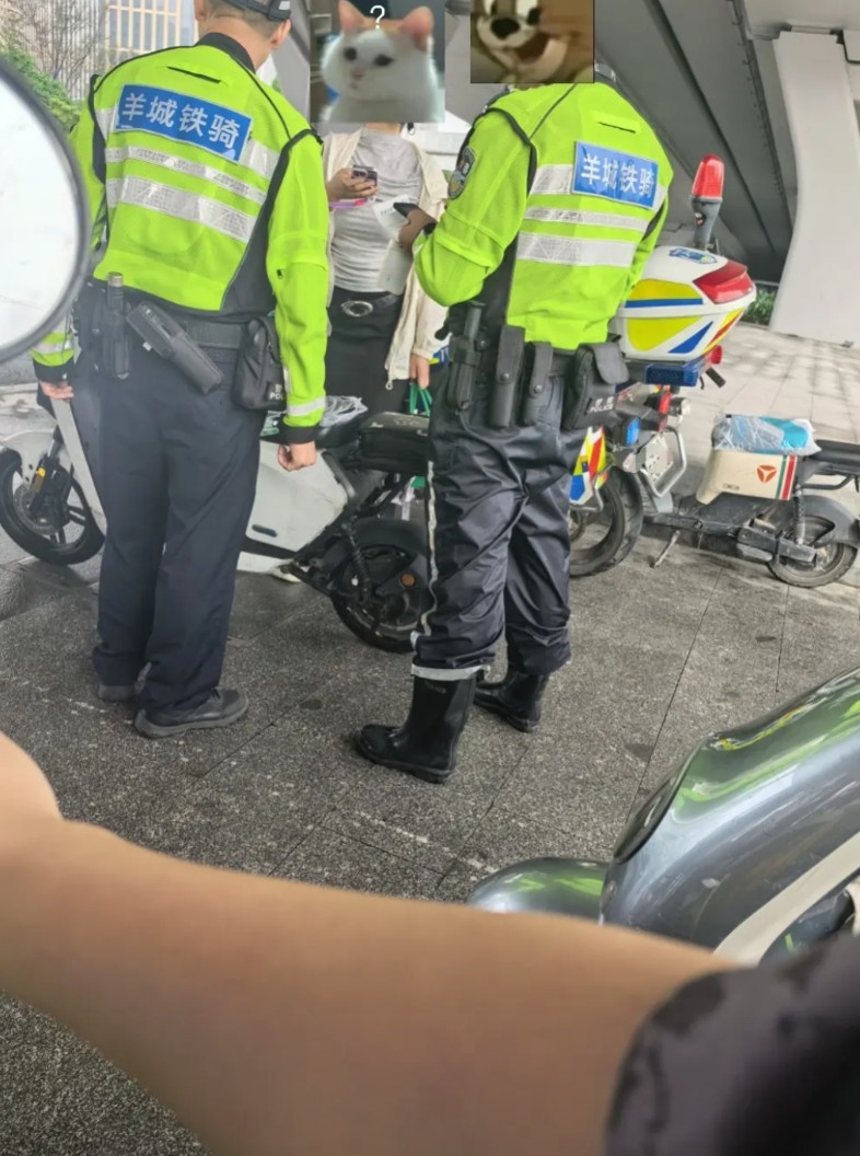 现在广州电动自行车严查政策一直没有松懈，我觉得这真的要表扬，今日早上这么大雨依然