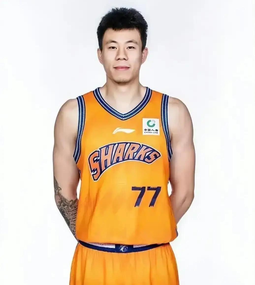 张镇麟七投零中，上海队却拉开十六分差距。你看王哲林镇守篮下，张镇麟冲进去三