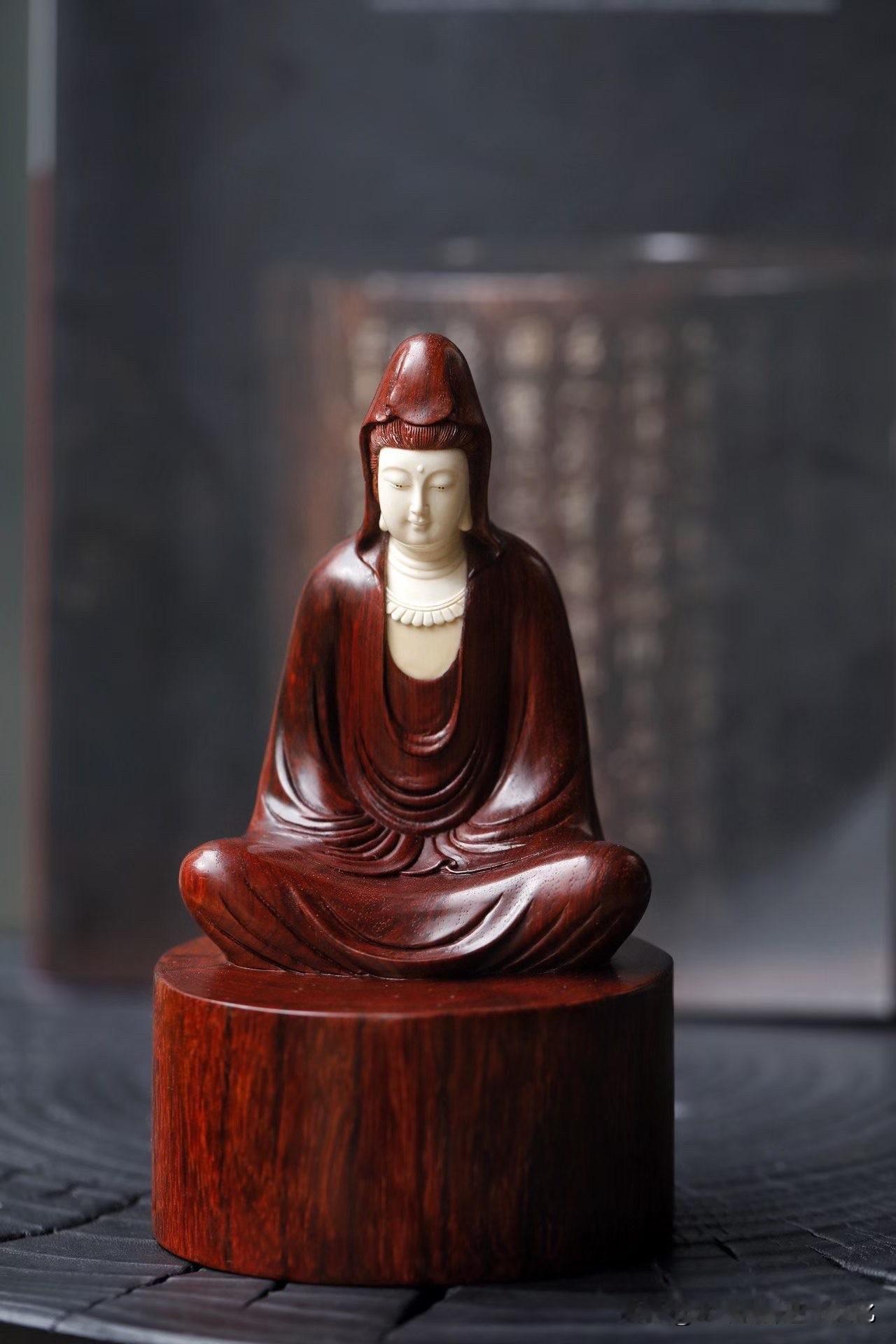 有些观音像，一眼看去，心就会慢下来。小叶紫檀的沉稳，与猛犸的温润相映成趣。深