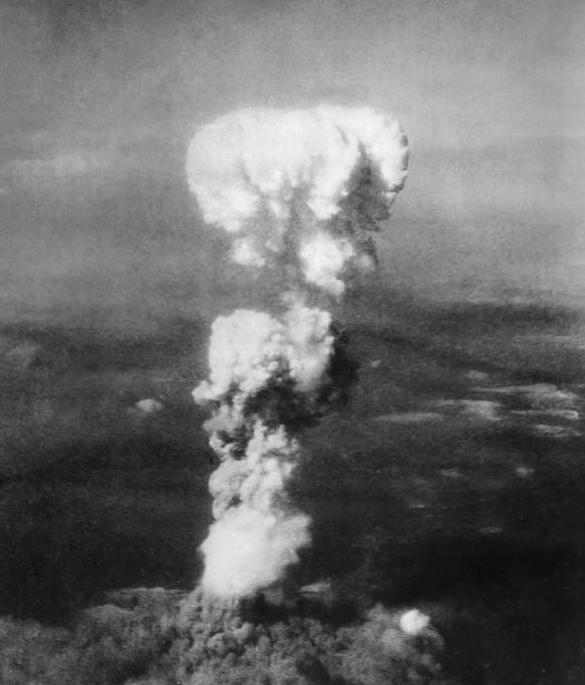 1945年，一名日本广岛姑娘正在擦桌子，突然白光闪过，她登时晕厥，醒来才知道，距