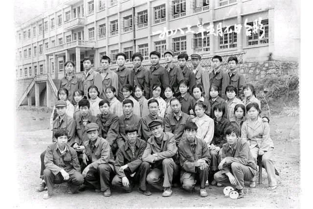 己经是上世纪1980年，当时抱着吃商品粮，扇电扇理想参加了80年高考！当年就我一