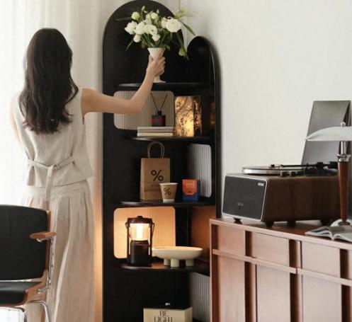 我家玄关只有1平米，之前除了放鞋啥也干不了。直到邻居大姐来串门，看了一眼说：你家