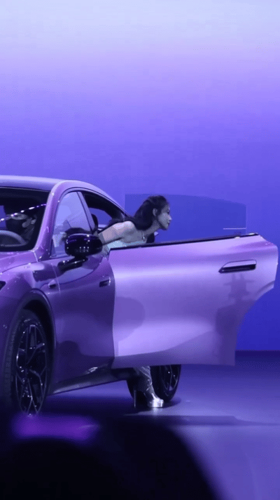 内测官刘浩存申请出战咱就说我不管！这个刘浩存就是反差感的神啊，这张软萌的脸蛋，直