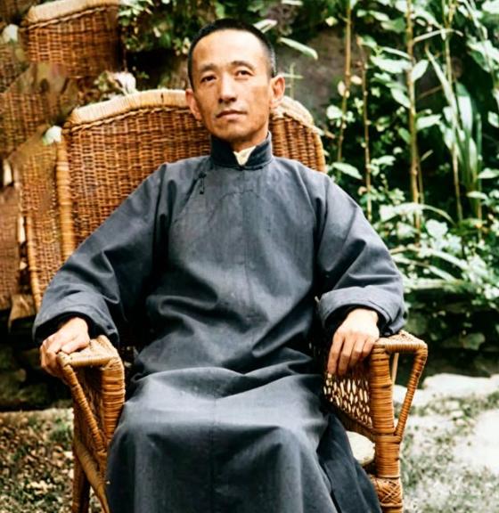 1948年11月12日凌晨，南京湖南路508号陈公馆，58岁的陈布雷吞下一整瓶安