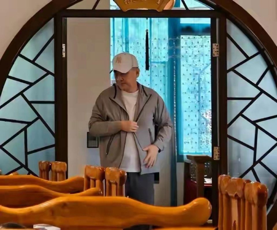蒋勤勤陈建斌夫妇出游，穿情侣装尽显恩爱，俩儿子长得太像爸爸！