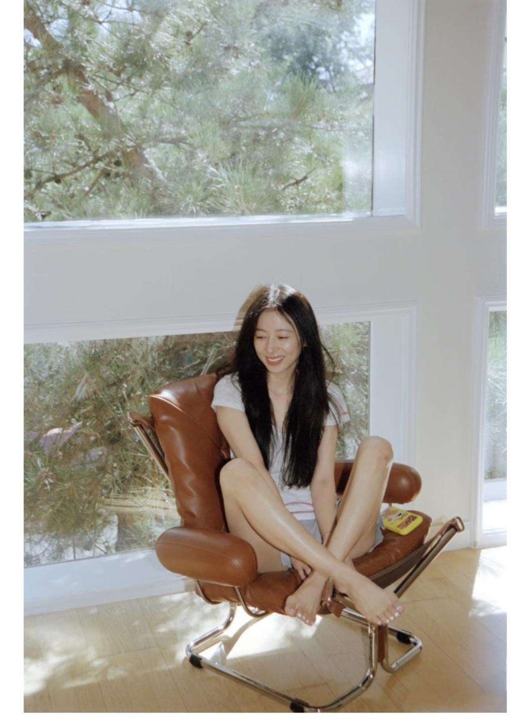 周雨彤，美中不足的是脚有点宽了。