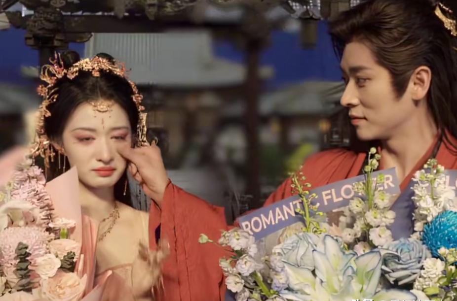 所有人看见他手指在抖，那不是演的。杀青戏一停，王楚然的眼泪就哗哗往下砸。丞磊