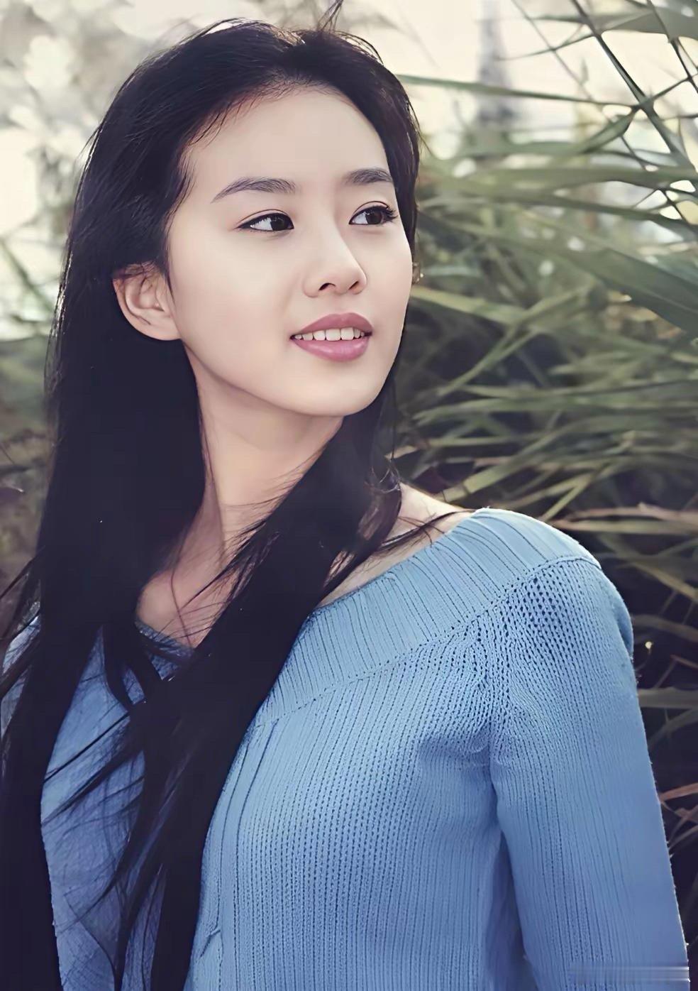 刘诗诗不愧是素颜女神，无妆状态下依旧清丽脱俗，气质绝佳。