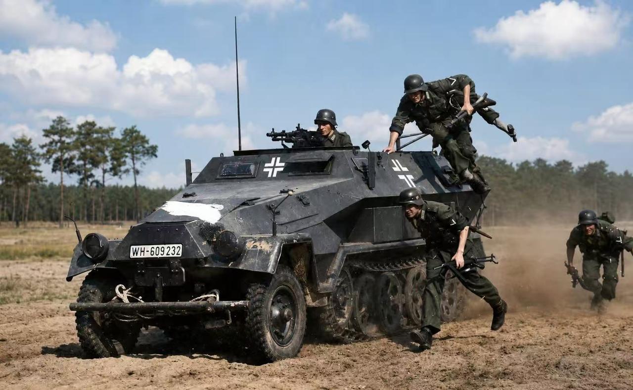 1943年，，一辆德军Sd.Kfz.10型轻型半履带车正在东线战场的复杂地形中