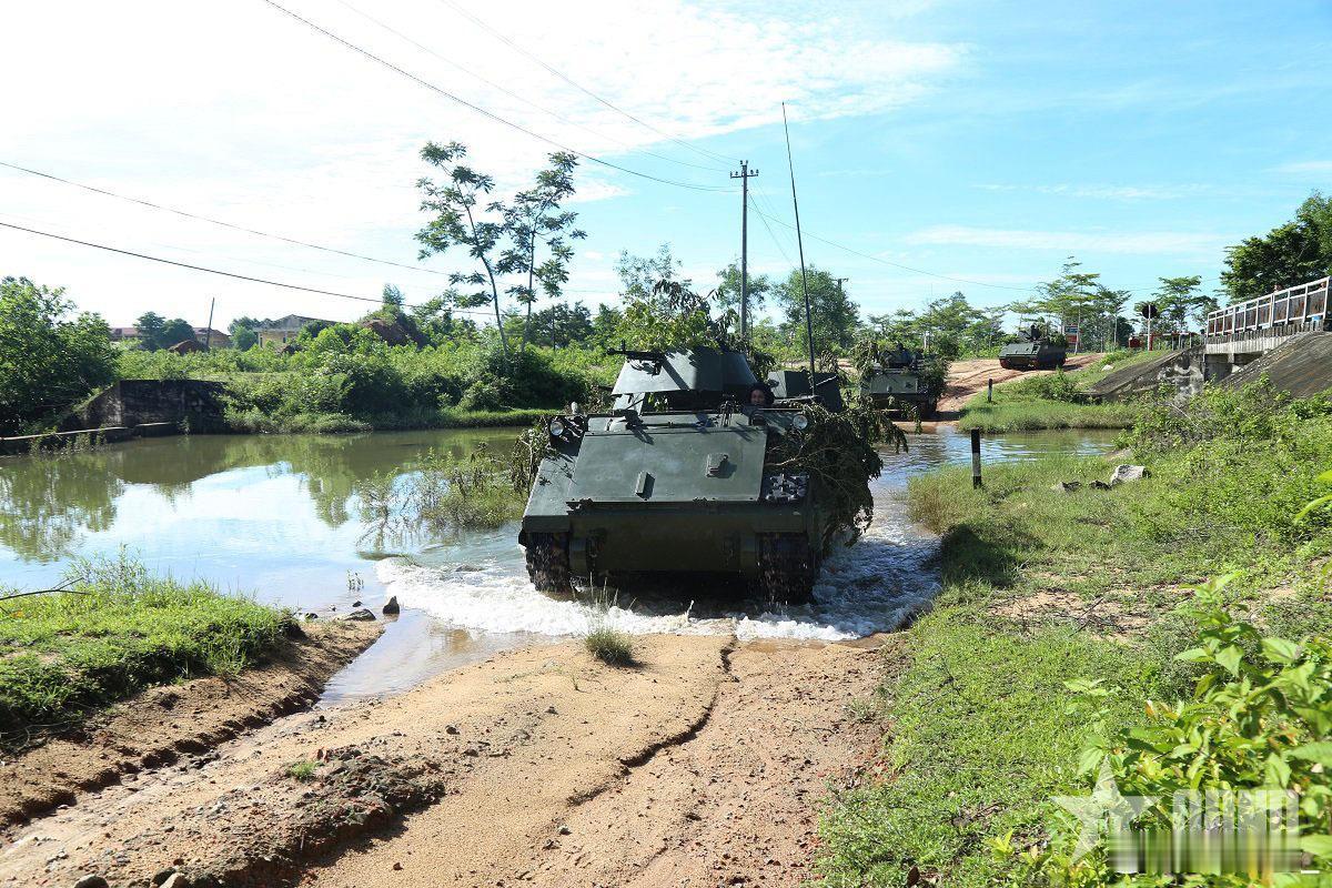 越军的美制M-113老装甲车现役仍有200辆，所以出镜率很高。这些M-113装甲