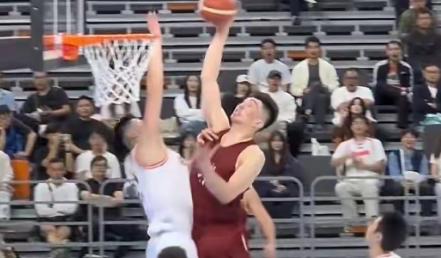 四川败浙江，余嘉豪跟周琦比并不差，只是假现象答案是:余嘉豪论实力没法和周琦比的