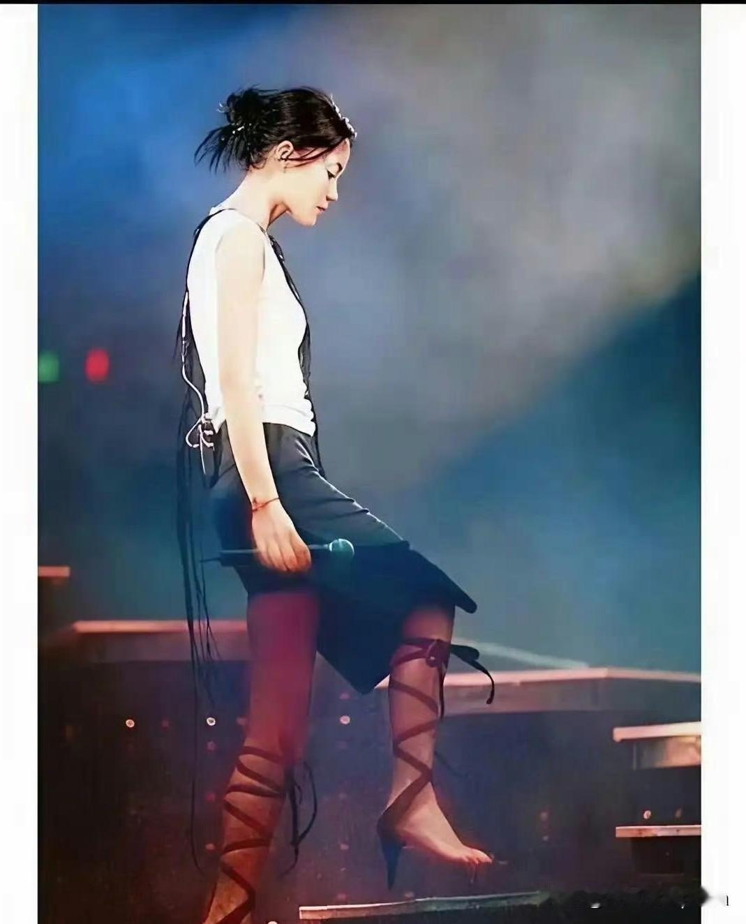 王菲这身穿搭也太“天后”了吧！无底高跟鞋都敢踩上演唱会舞台，真就“为艺术献身”