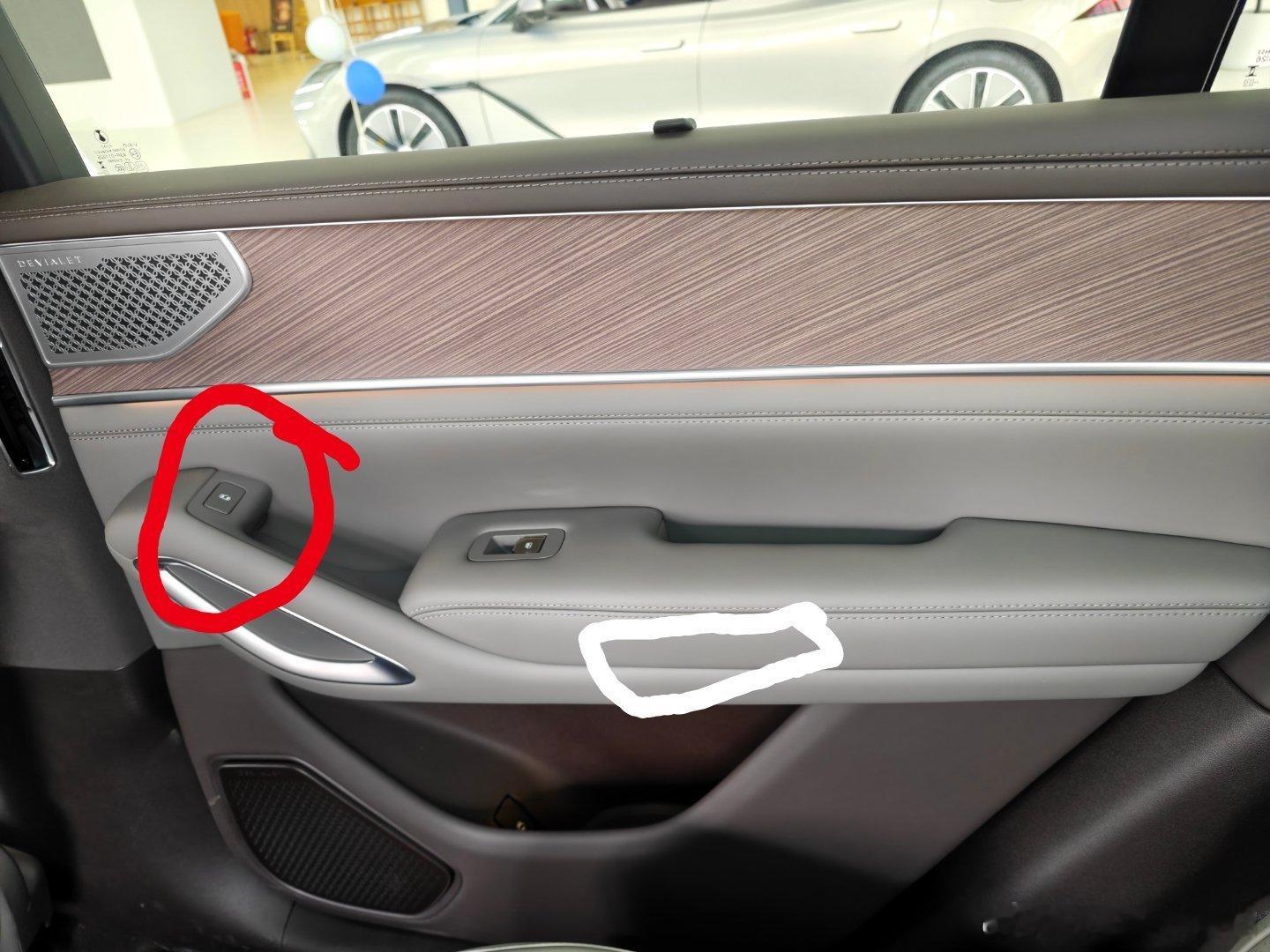 腾势n9把电子开门按键放到了门扶手几乎最前端带来的问题是座椅位置靠后时比较难够