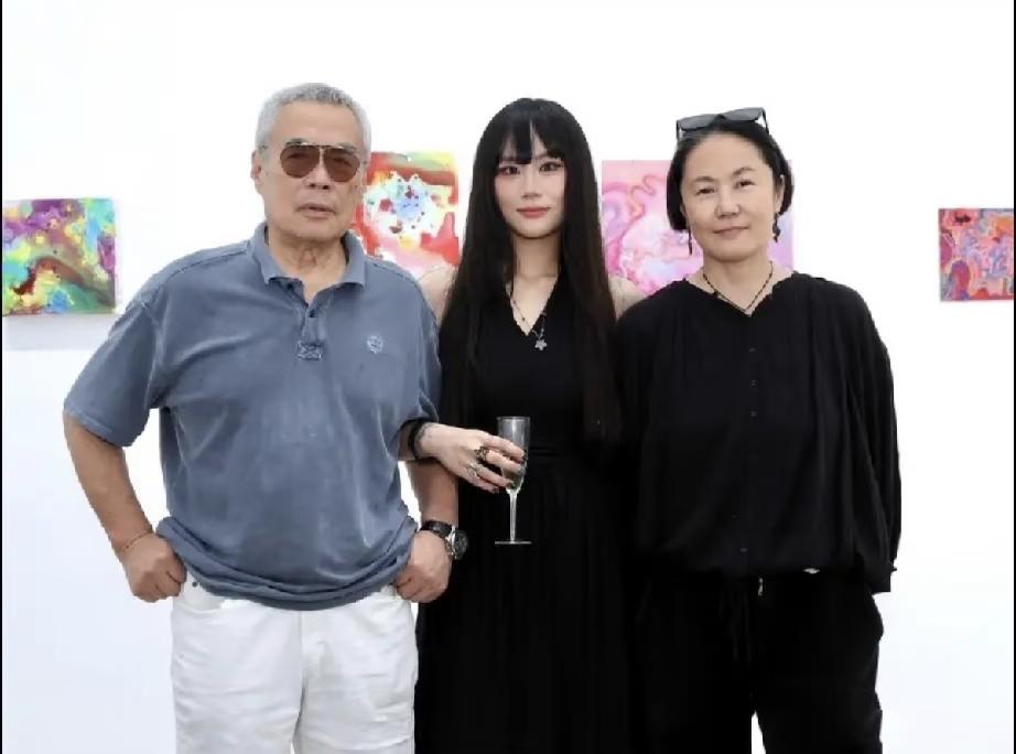 近日，窦唯与前妻高原的女儿窦佳嫄在北京798艺术中心开画展，高原与父亲亮相，高原