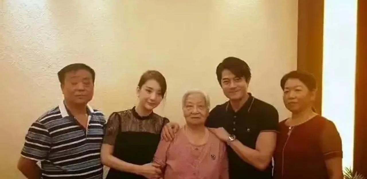 方媛真的很旺夫，郭富城自从娶了方媛，名声好了很多。当然他也做足了功课给足了面子，