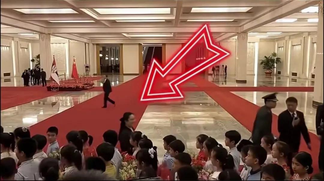 人民大会堂欢迎“577”的红毯和学生。