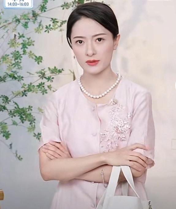 安安今天上演了百变大咖秀，穿上中老年服饰后变成安姨、安婶、安奶奶、安教导主任、