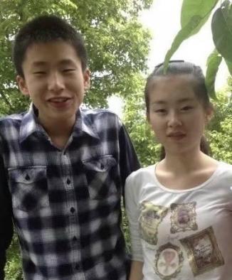 “这才是真正的爱情！”2025年，云南昆明，一名大专毕业的男子为陪伴研究生女友，