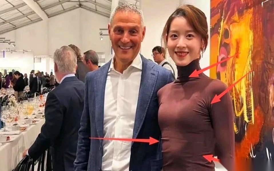 说实话，大半夜刷到她那组图，我第一眼盯住的根本不是嘴。是她那件薄衫底下，死死顶