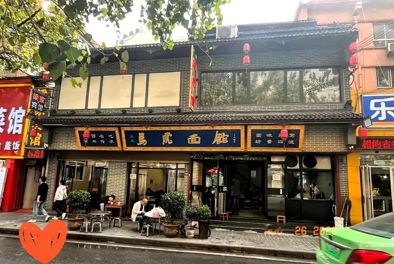 西安一家饺子馆，收留了个腿脚不便的姑娘，一干就是四年。最近店里生意冷清，老板