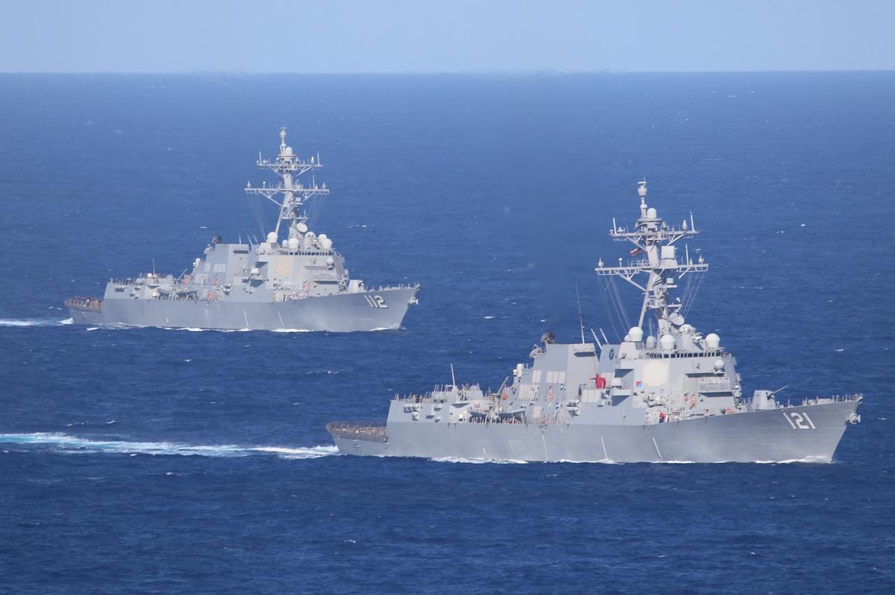 美军舰艇通过霍尔木兹海峡！美军中央司令部通报，两艘美军驱逐舰皮特森号和莫非号经