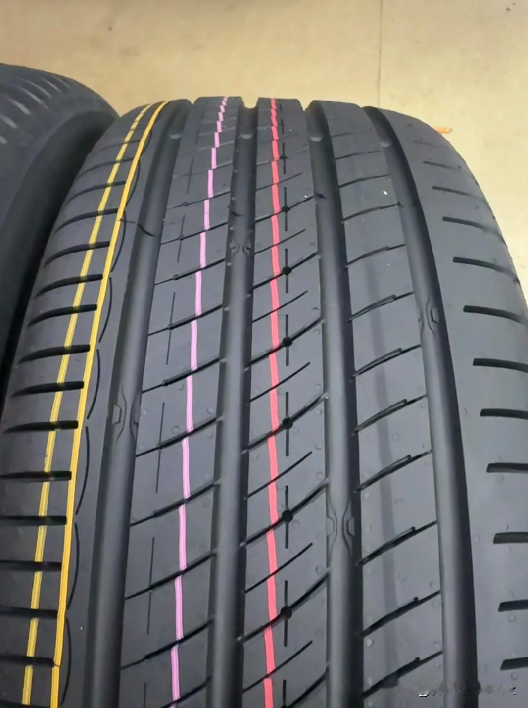 这个轮胎上的彩色线条俗称落地线，因为已使用就先磨掉了，可以辅助判断是否新胎。真实