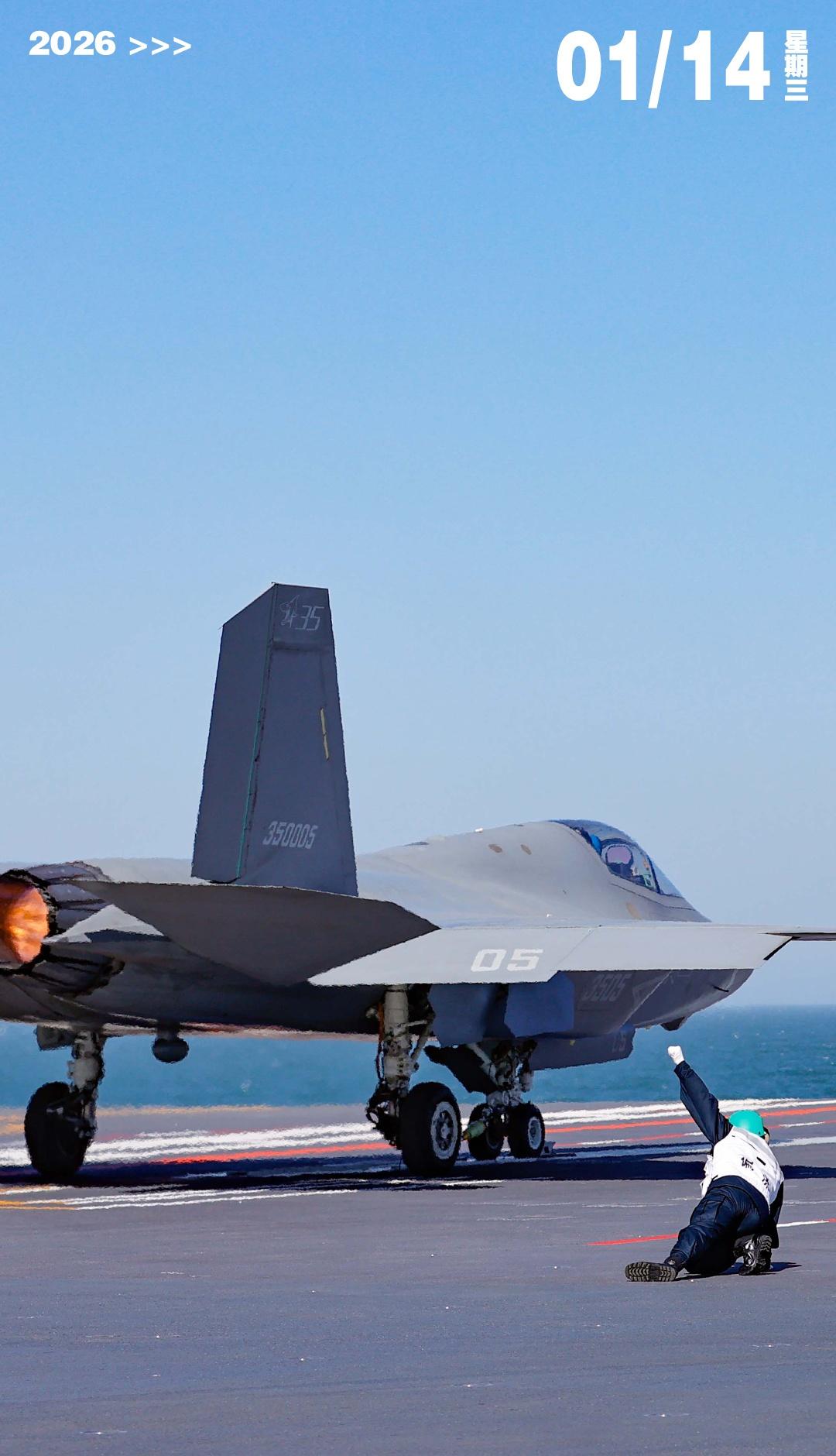 晨光如刃，歼35已唤醒天幕！周三早安！（摄影：岳书华）加快建设新时代航空强国​