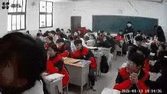 关于河南某学校高中生用凳子砸同学这事，不知道大家注意到一个细节没有，当时老师