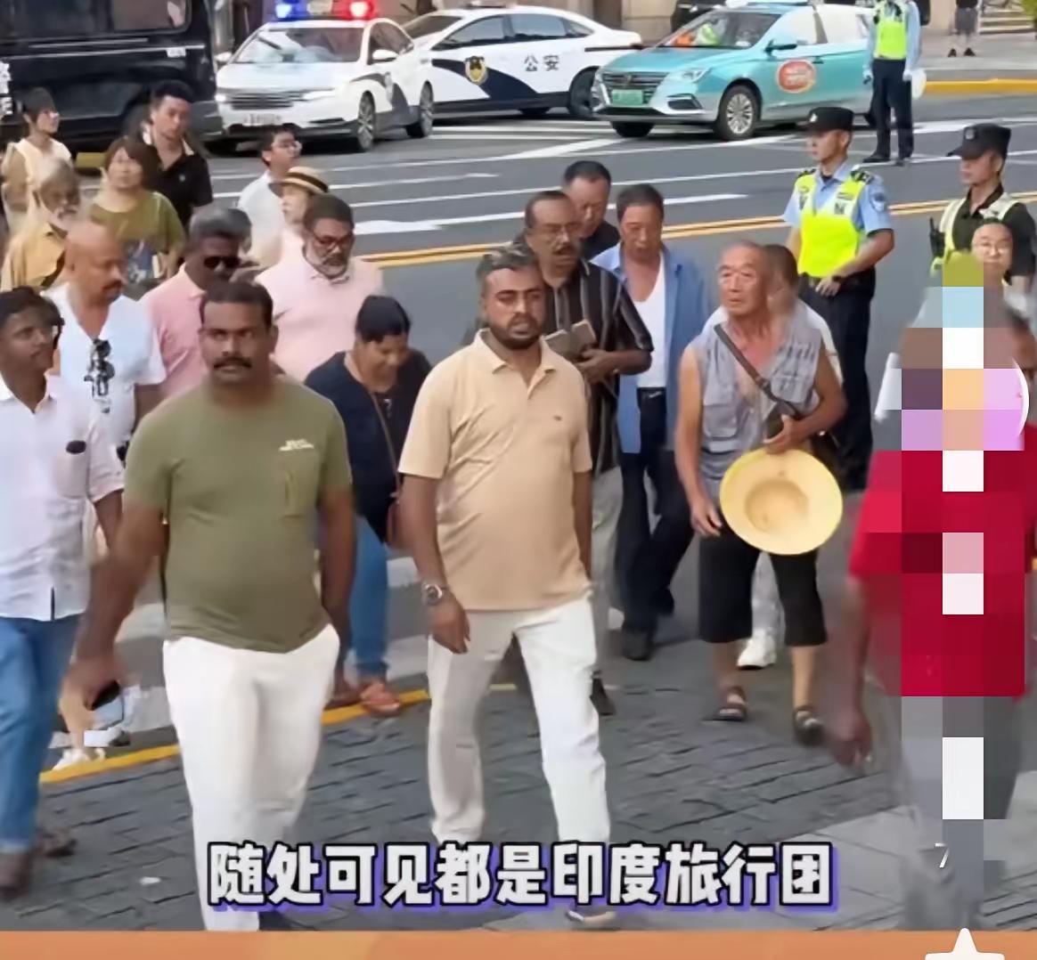 上海地铁2号线，一群印度游客围坐车厢地板，嗑瓜子、吃咖喱饭。瓜子皮直接往地上
