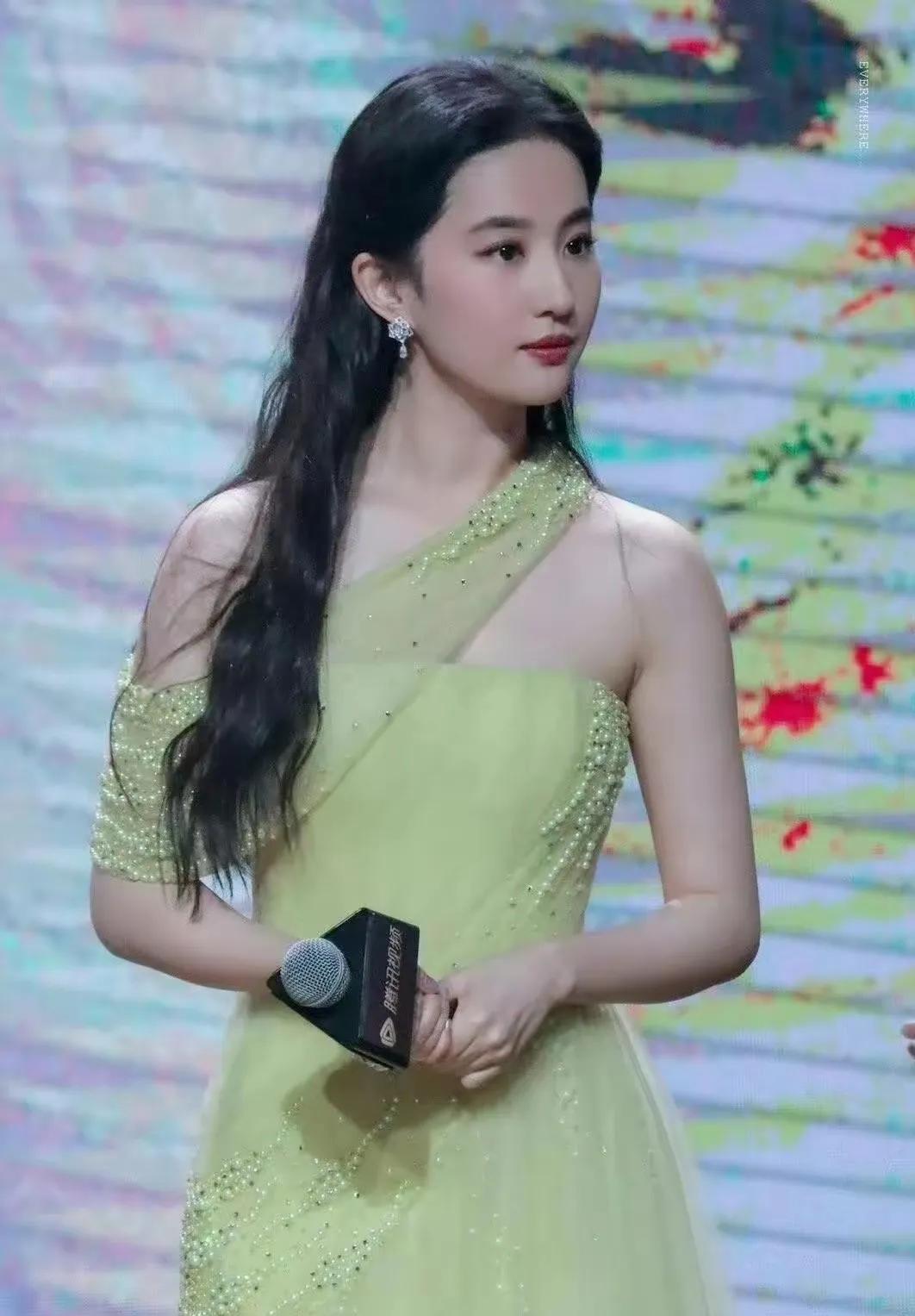 刘亦菲这一身，是把“东方柔美的贵气”焊在礼服里了吧！嫩黄单肩礼服不是靠华丽