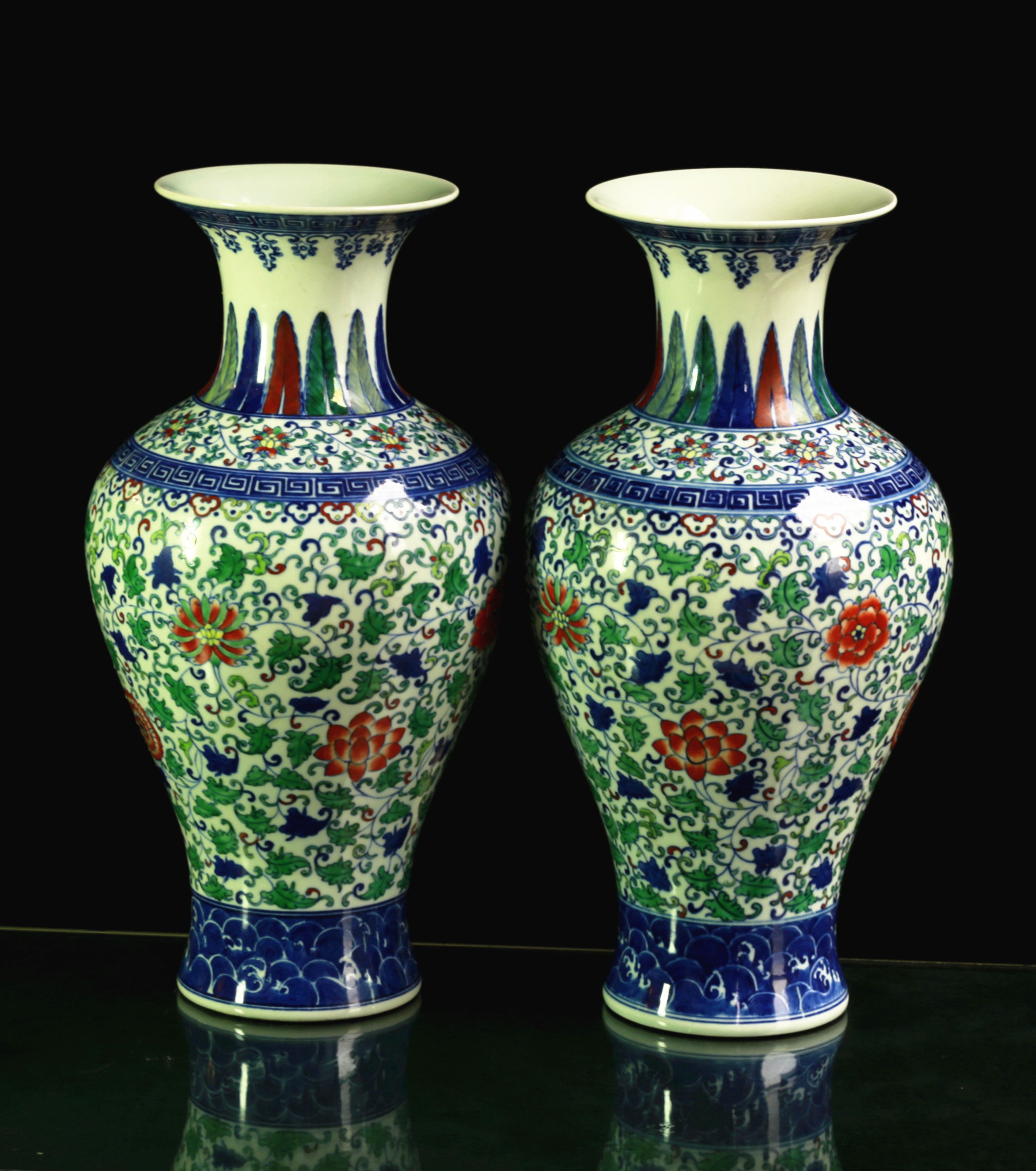 清雍正御窑斗彩缠枝花卉纹花瓶一对尺寸：高36.7厘米，口径11.8厘米，腹径1