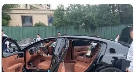 尊界内饰曝光了，后排空间宽得不得了，这简直就是一个移动会议室了！传闻中的空气