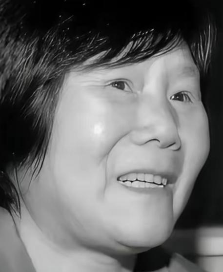 1975年，湖北神农架几名妇女正在田里挖洋芋时，一位女孩因为内急跑去树林中解决，