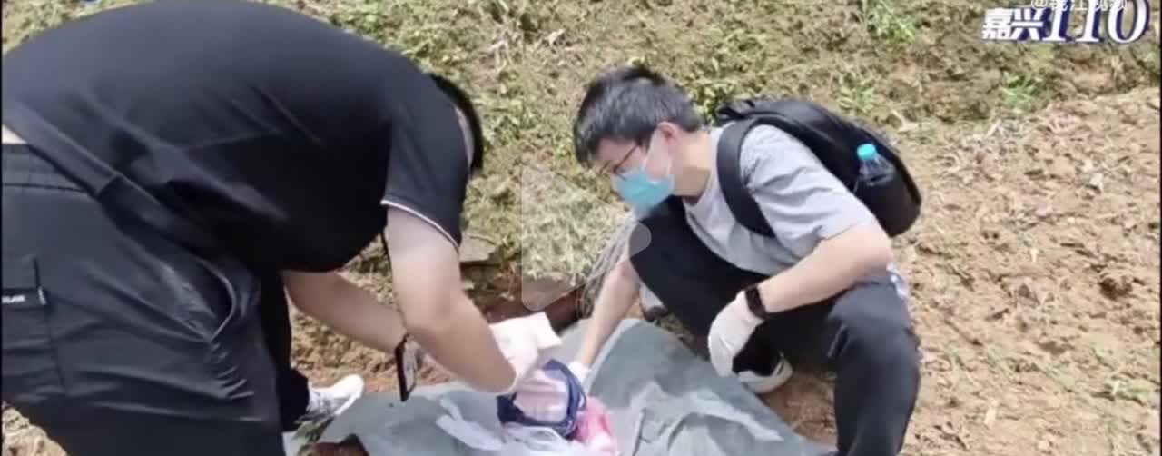 真是啥新鲜事都有，男子盗30万现金交母后埋深山。前段时间，浙江海宁任