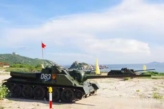 越南人民军海岸火力演习，SU-100坦克歼击车勇猛出击。SU-100坦克歼击车，