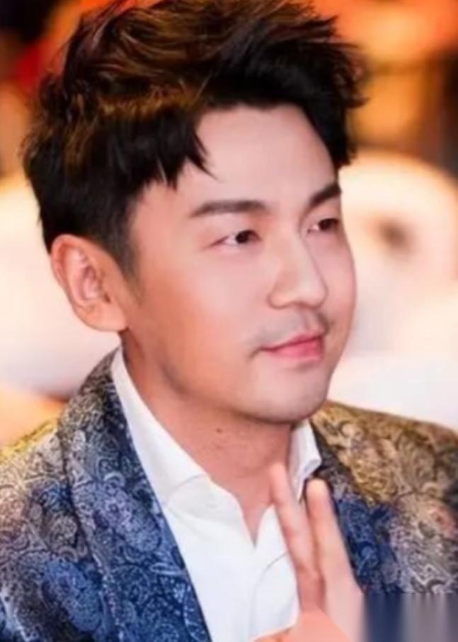 雷佳音拍完戏回家后，见到家里清锅冷灶，妻子冷眼相对。他问妻子翟煦飞：“你怎么没做