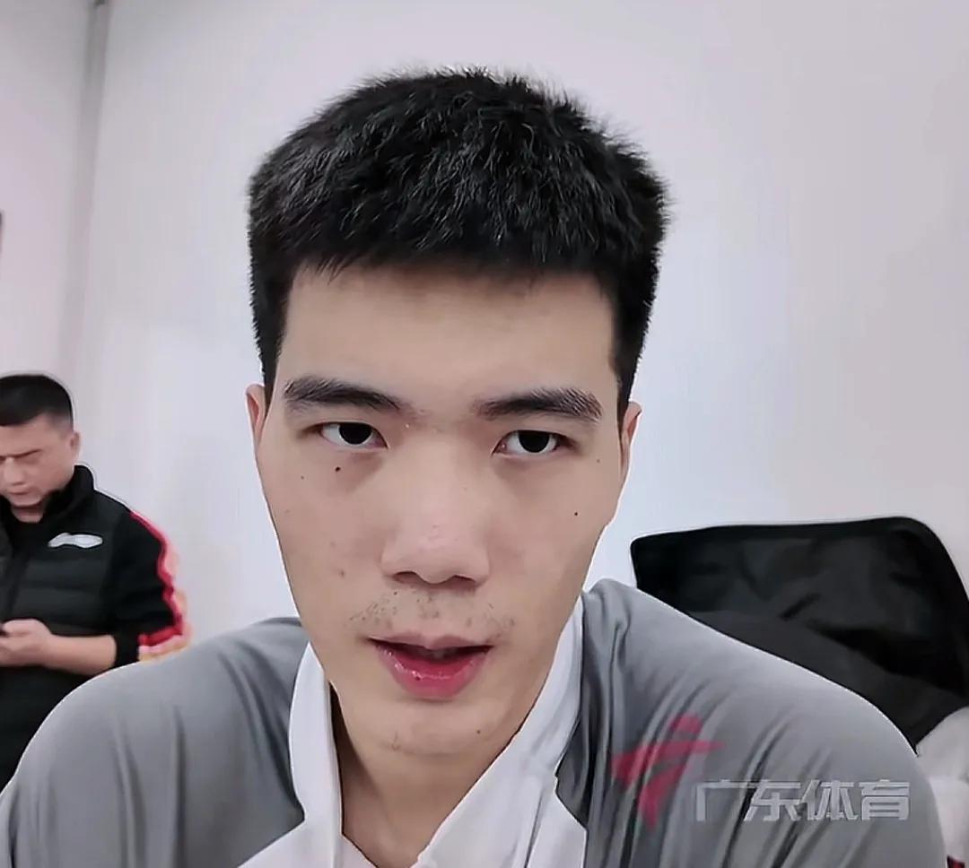 焦泊乔来广东是杜锋亲点的，他的打法适合杜锋战术要求，有人说杜锋不太会使用中锋，你