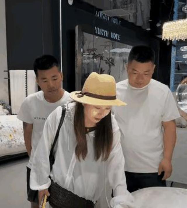 床品店里，女子摸被子被制止，称要买后，竟把卡扔被子上……三位顾客走进一家
