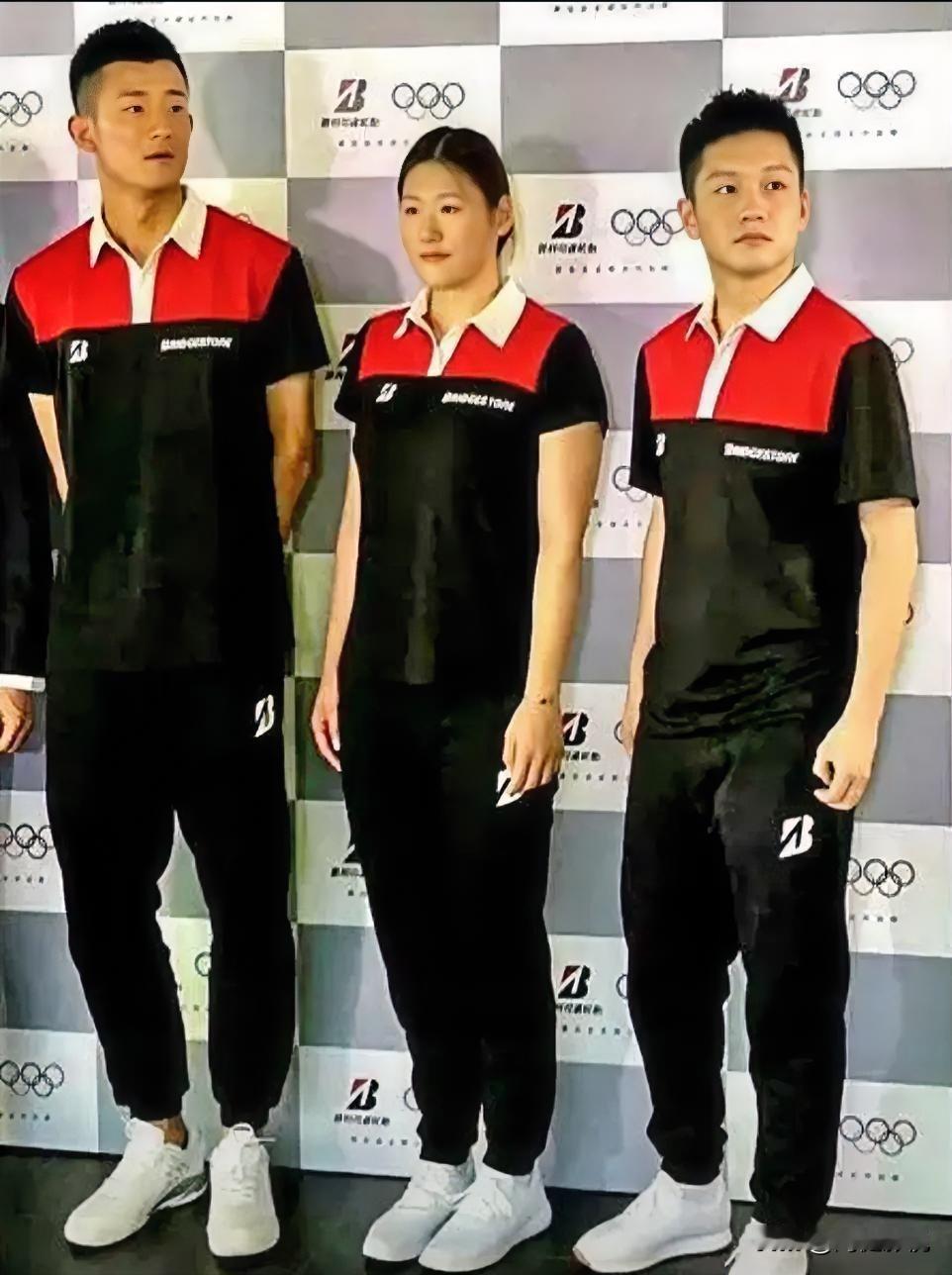 照片中无论你怎么看，还是樊振东疏眉朗目，一表人才！而左边的帅哥是谁？高大修伟，英