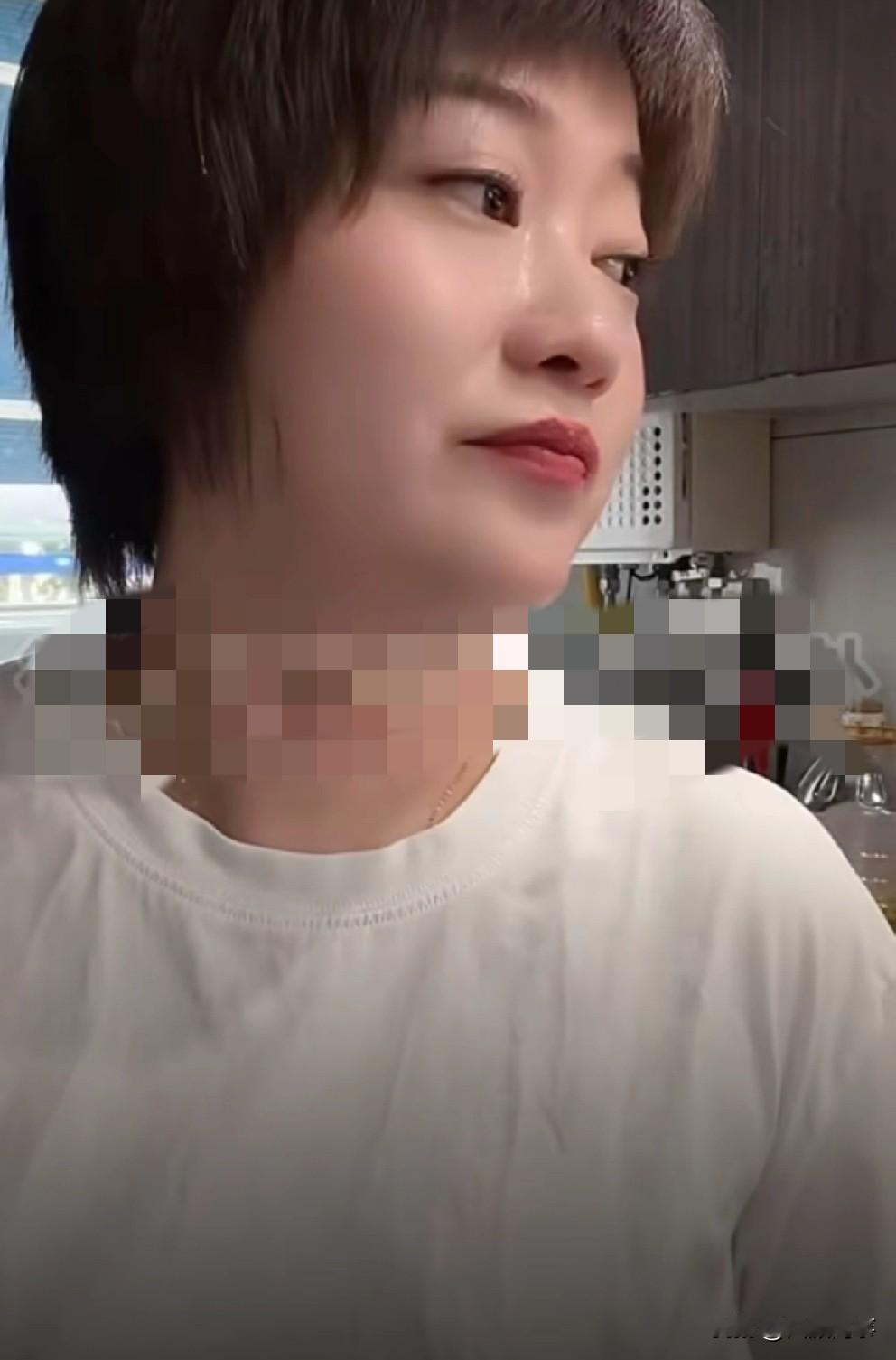 大连彬彬夫妇委屈蹲地痛哭，向T佑、阿扎夫妇道歉。此次事件的