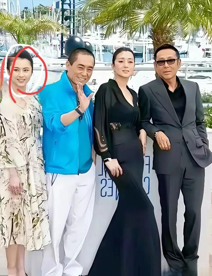 照片上有3位大腕，面带微笑挥手致意的张艺谋，老沉持重的陈道明，雍荣华贵的巩俐。还