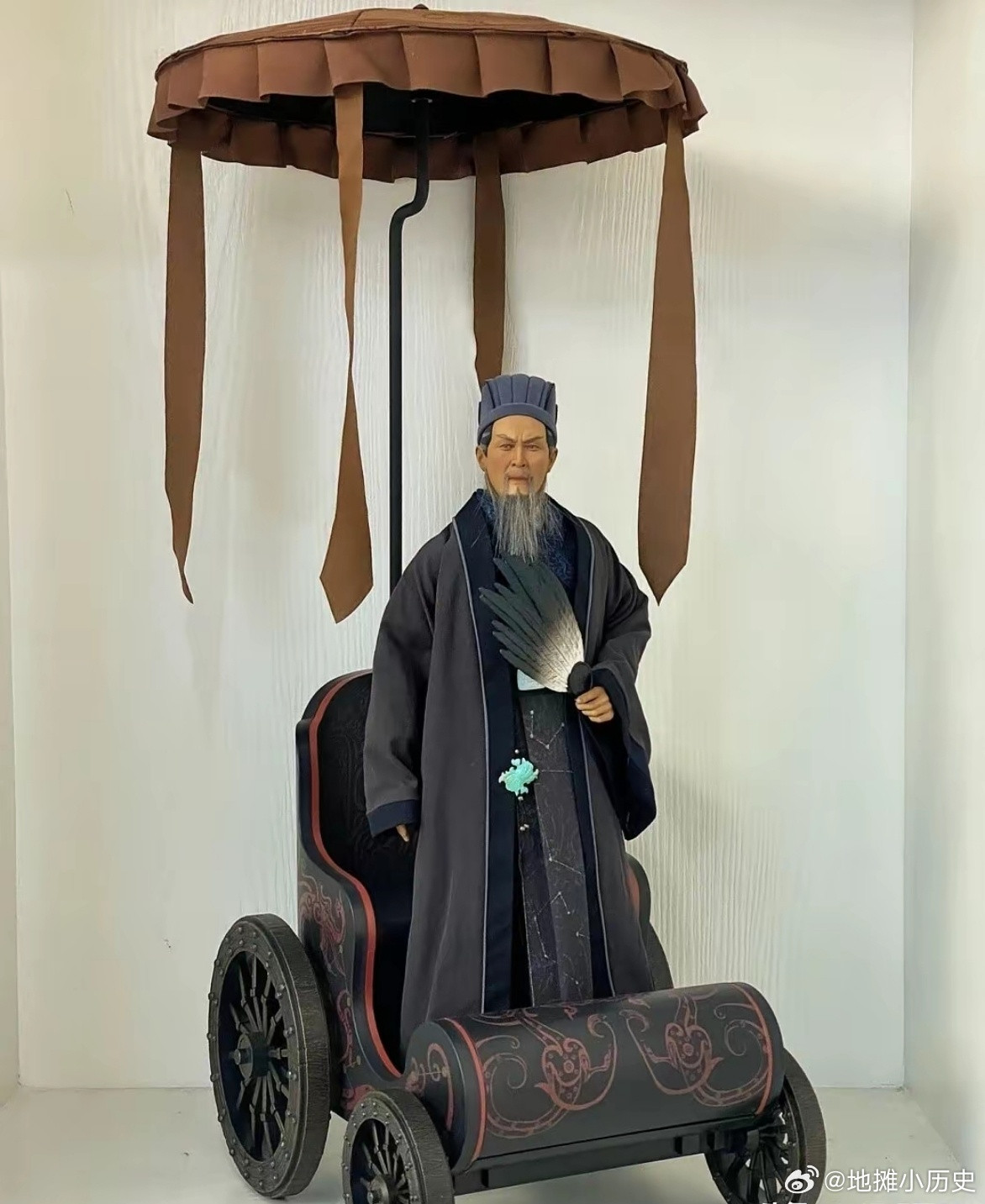 出师表翻译成日语再翻回来不懂就问，为什么别人都是骑马，而他要骑车？
