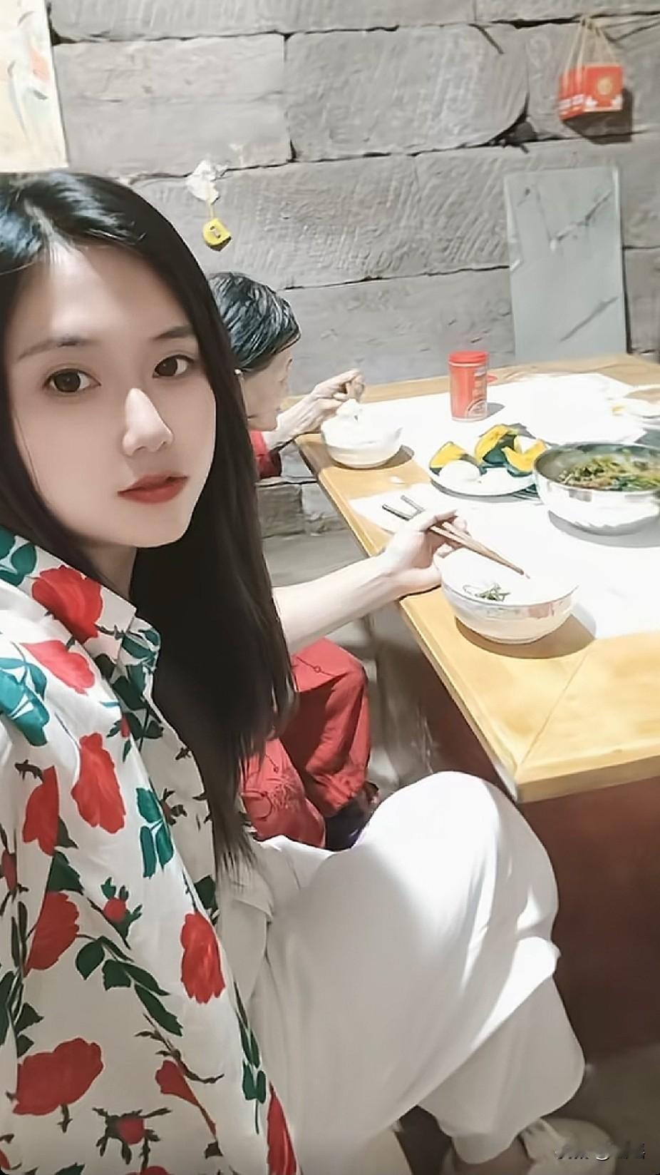 这种石头房子现在不好找了，冬暖夏凉